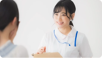 笑顔で働く看護師
