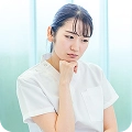 悩んでいる看護師のイメージ画像