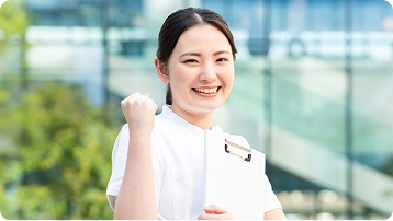 ガッツポーズで喜ぶ看護師のイメージ画像