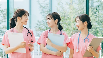 笑顔で働く3人の看護師のイメージ画像