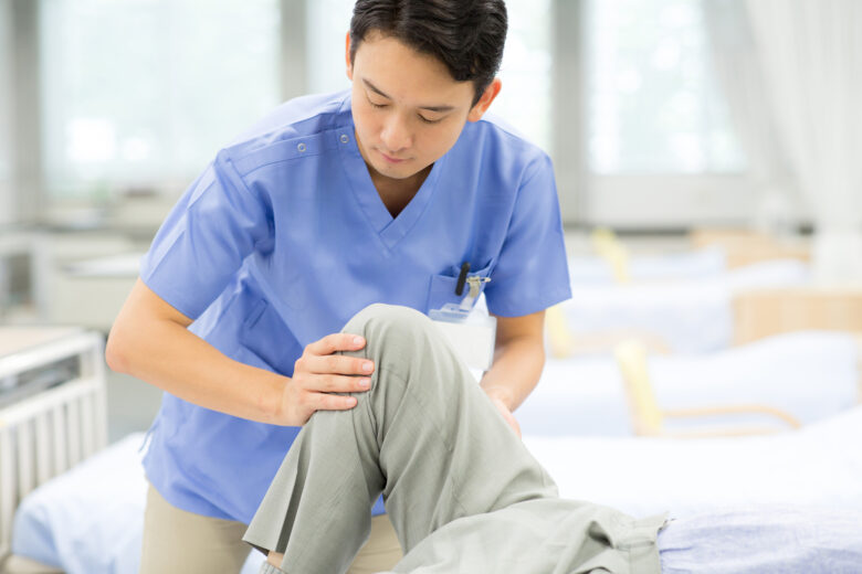 男性看護師と女性看護師で働き方や給料に違いはある？　男性看護師ならではの悩みは？