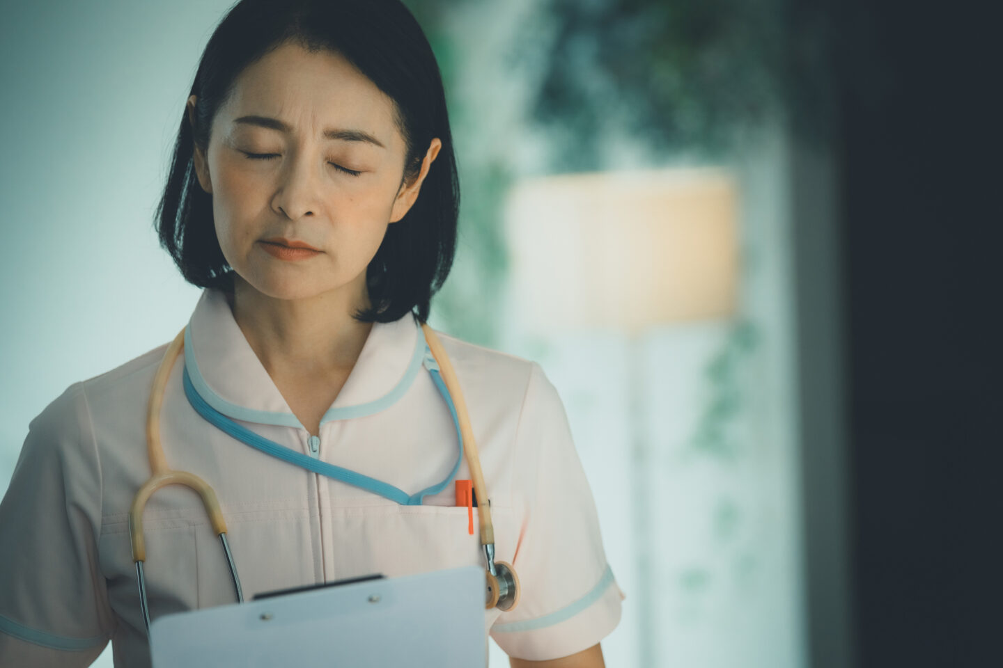 看護師の夜勤は何時から？二交代・三交代の時間帯と、深夜割増がつく時間の境目