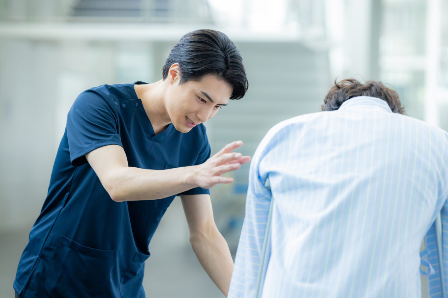 【看護技術】ノンバーバルコミュニケーション（非言語コミュニケーション）とは？看護での活用例と実践ガイド