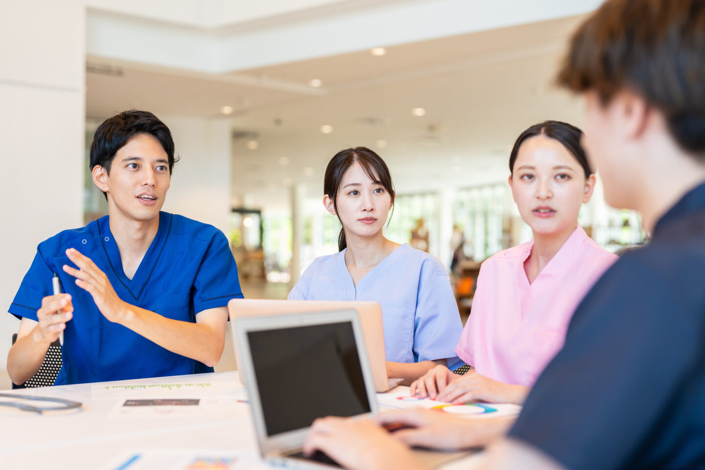 看護部長の年収はいくら？看護師長との差と、そこに至るまでのキャリアの現実