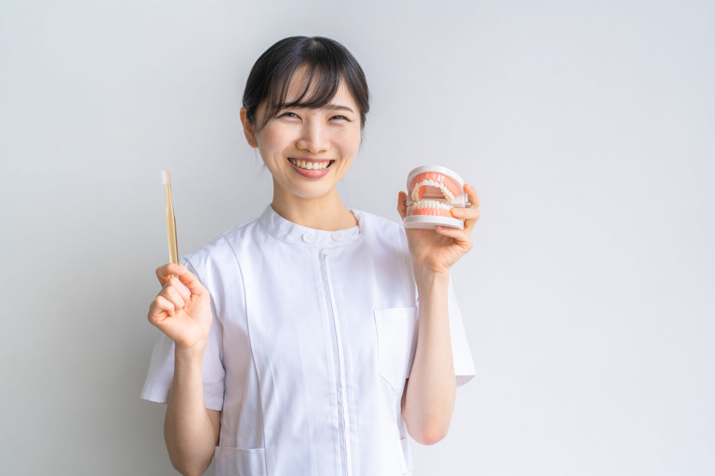 看護助手に資格は必要？無資格で働ける理由と、取っておくと役立つ4つの資格