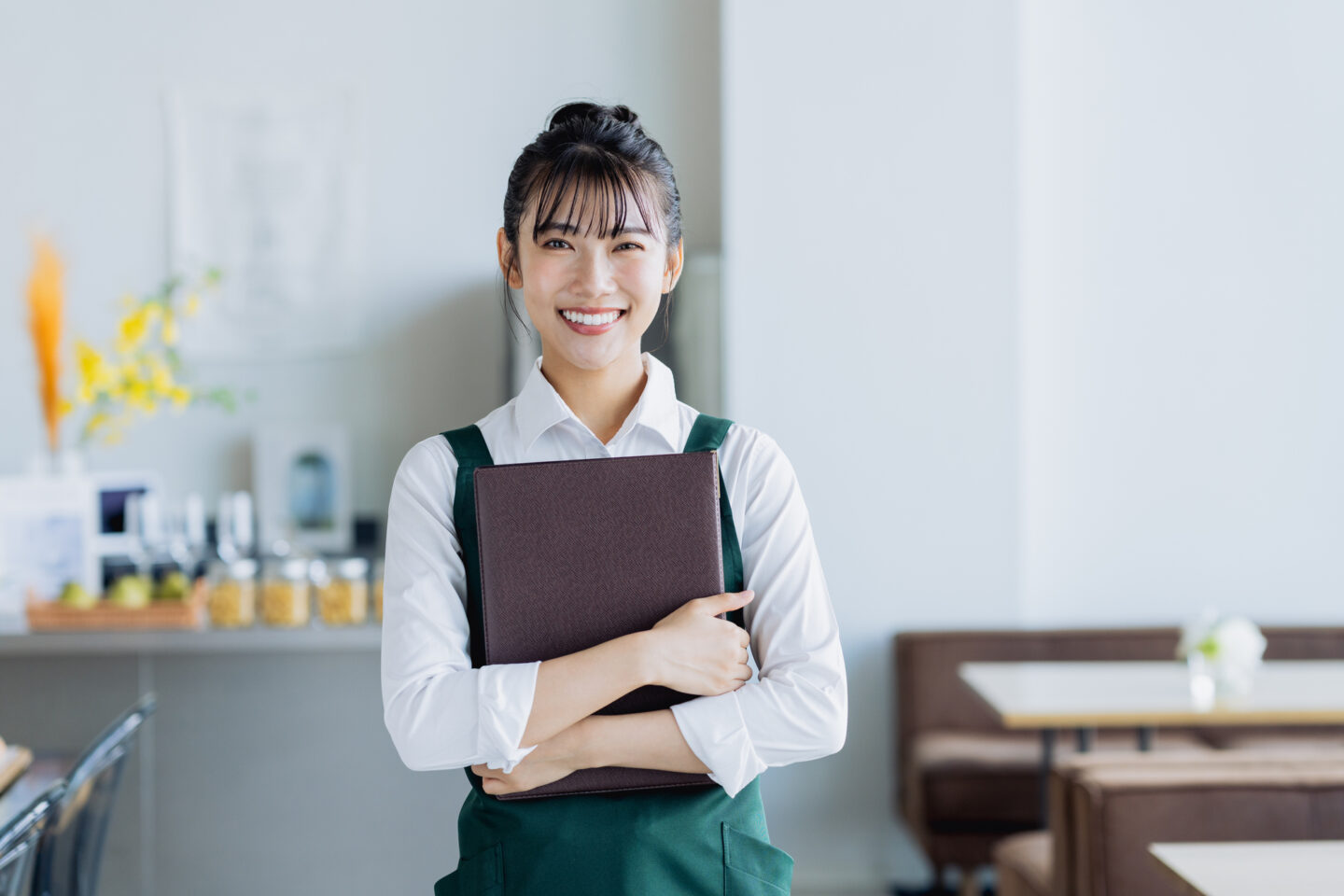 看護師がカフェで副業できる？就業規則の確認から確定申告までの実際