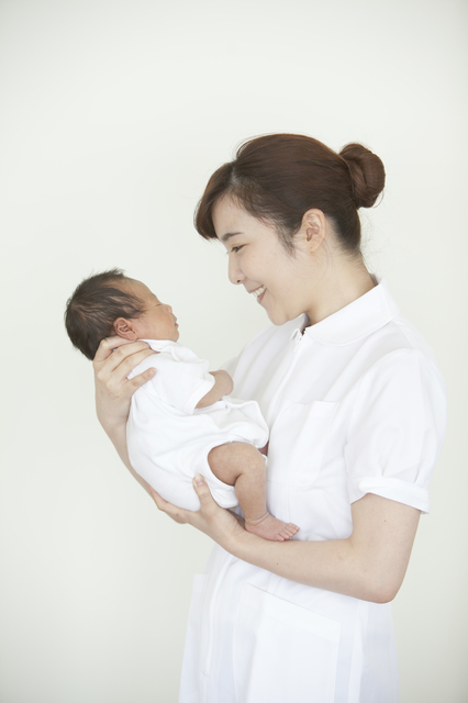 男性は助産師になれる？法律で「女子」と定められている理由と、代わりに選べる3つの道