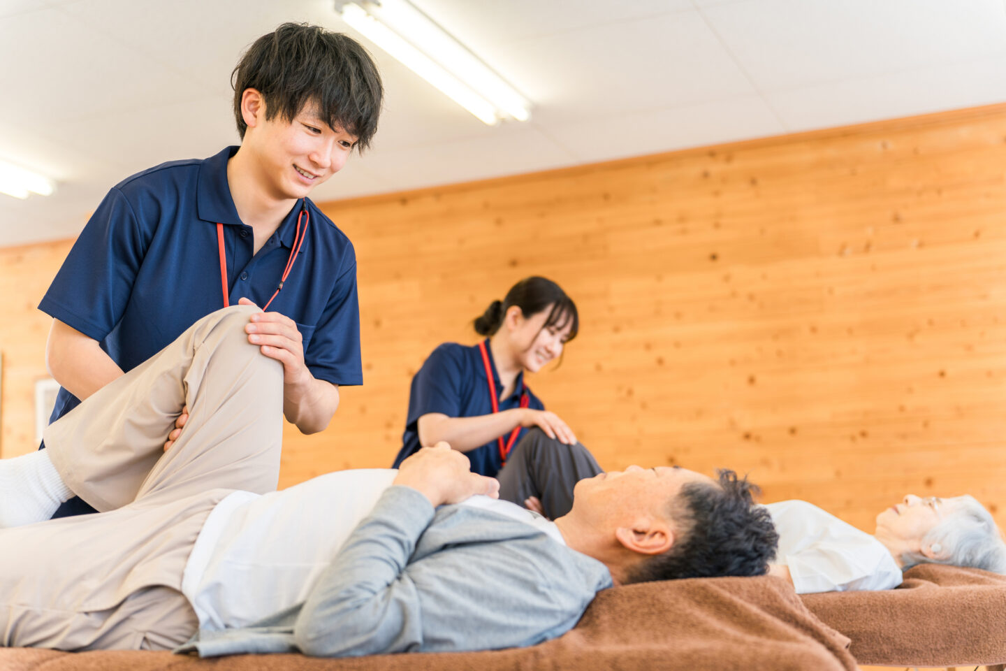 理学療法士の年収は看護師とどう違うか｜夜勤の有無で決まる差と、上げる3つの道