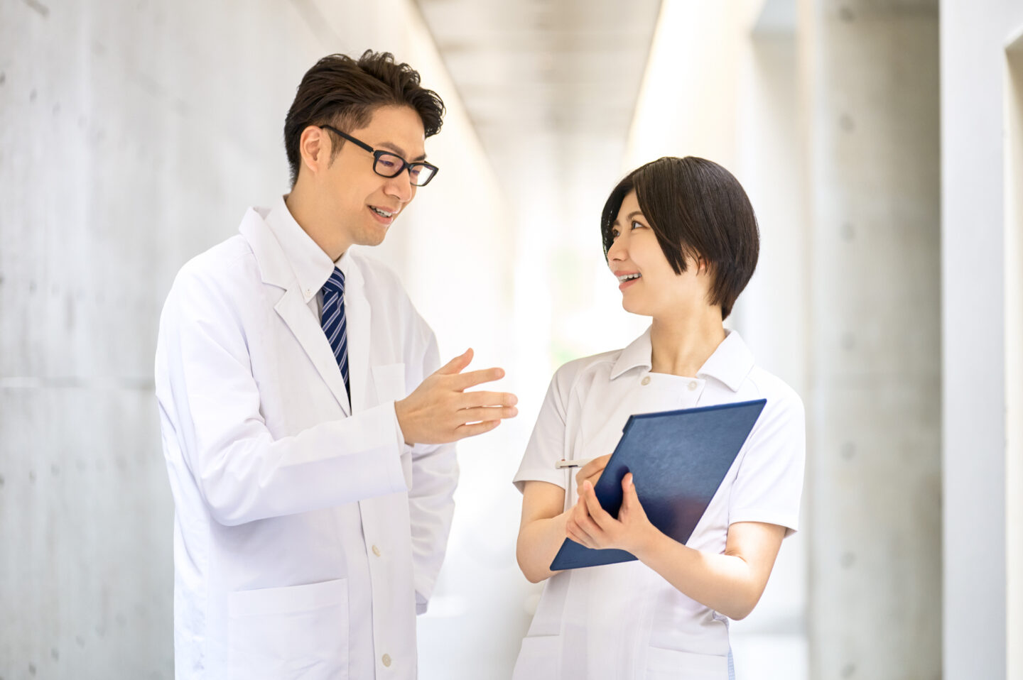 看護師の退職は何ヶ月前に伝える？法律の2週間と就業規則の1〜3か月、夜勤シフトから逆算する時期
