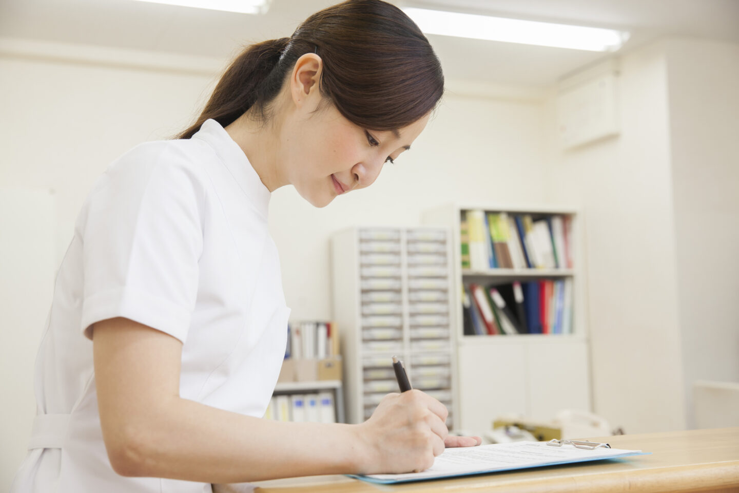 当直とは？看護師の「当直」と「夜勤」の決定的な違いと、給料が変わる宿日直許可の仕組み