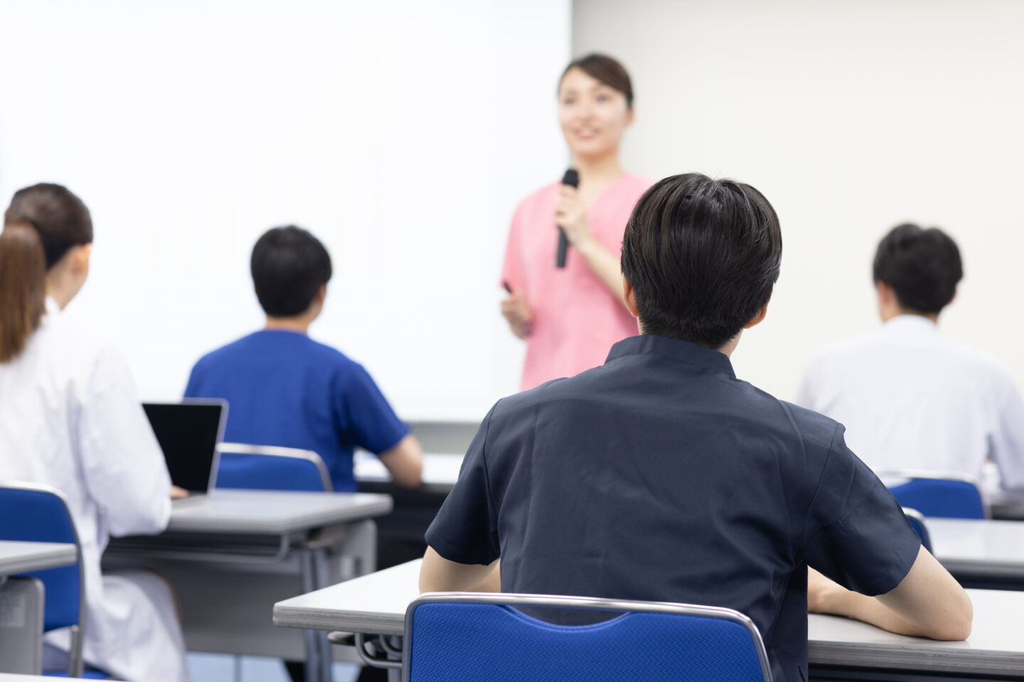 看護カンファレンスとは？目的や種類、明日から使えるテーマ例・進行のコツを徹底解説