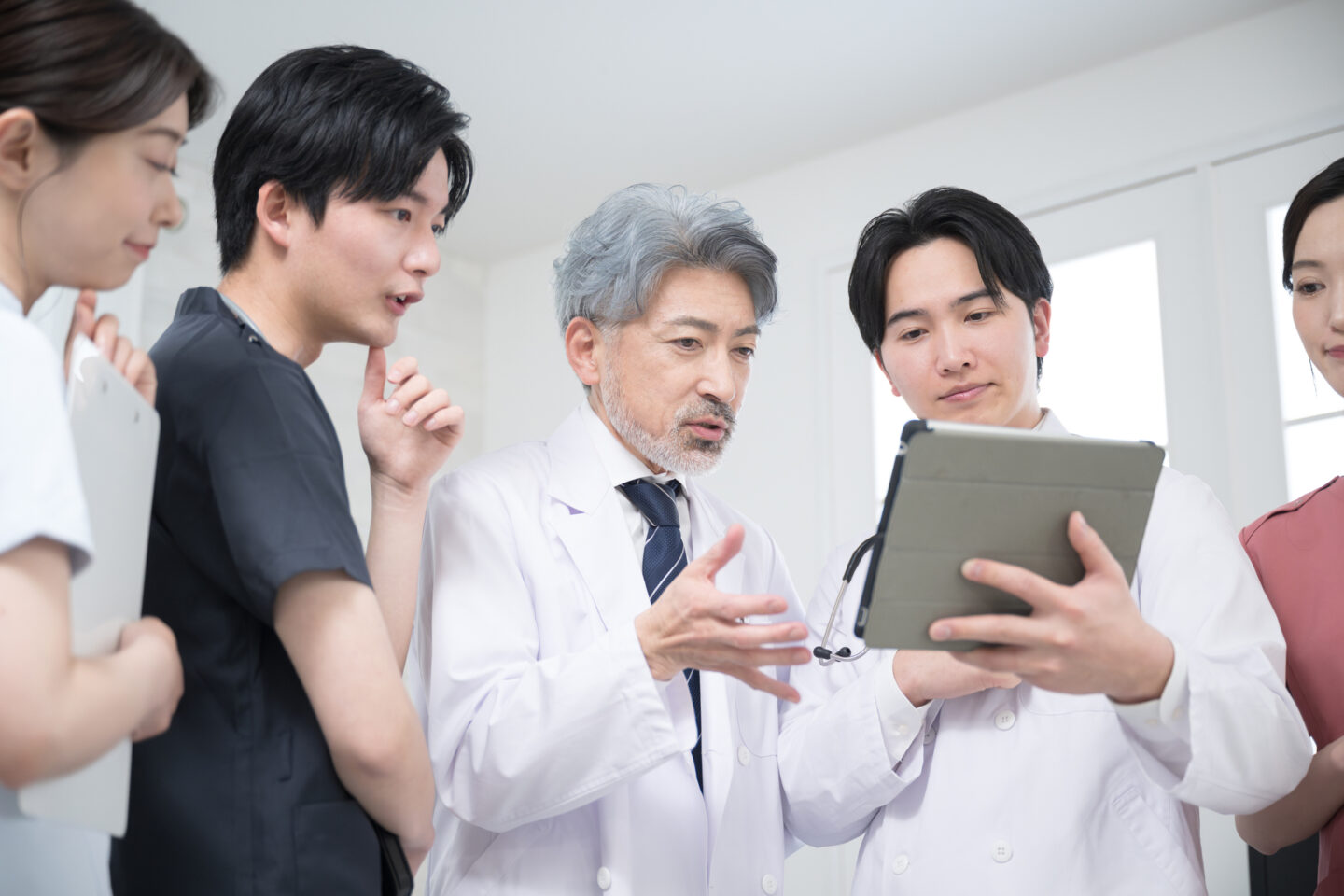 看護職の倫理綱領16条の一覧｜本文の原文と、看護記録・カンファレンス・看護研究で使う場面の早見表