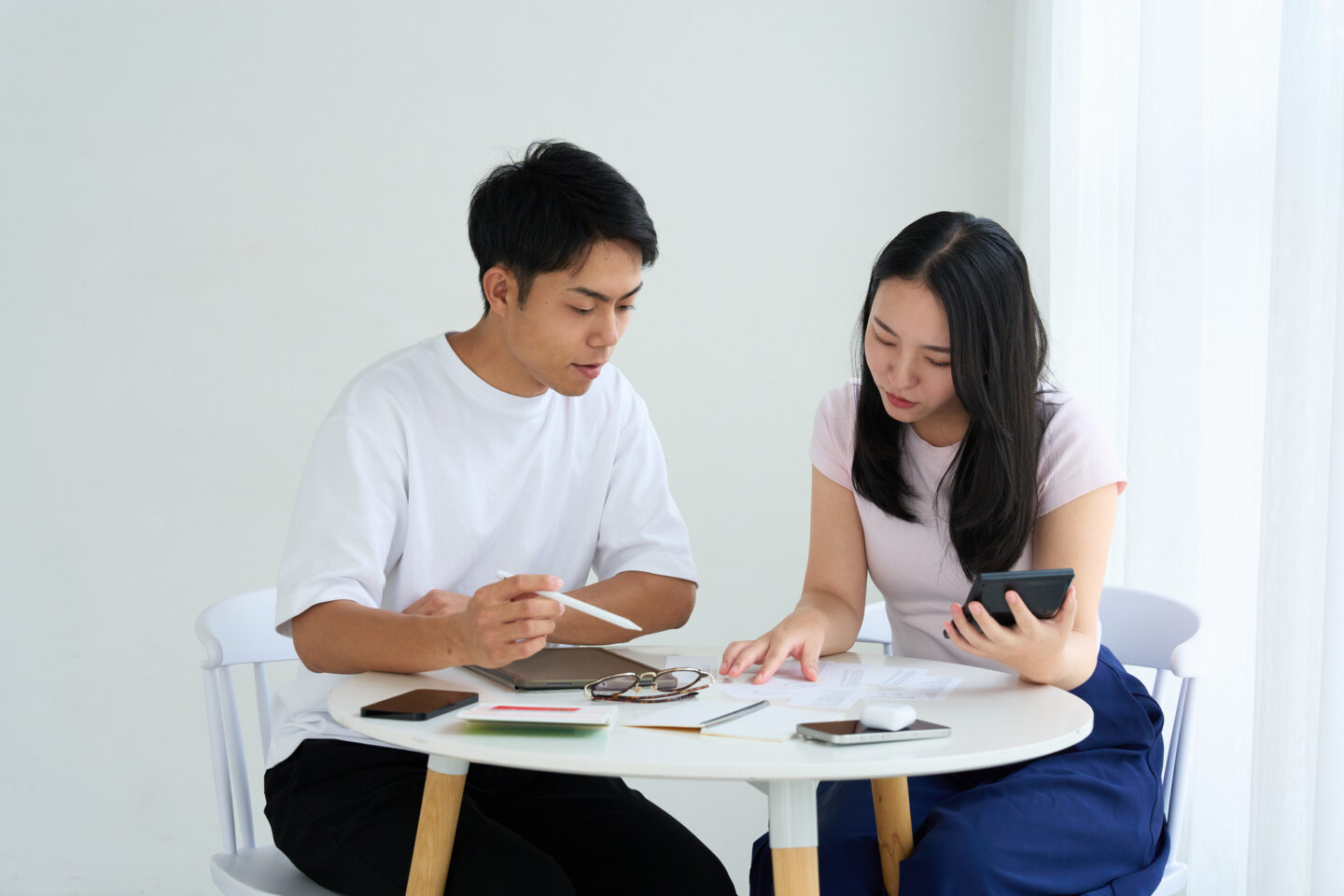 失業手当を受けながら扶養に入れる？日額の判定表と、看護師が扶養に入るタイミング
