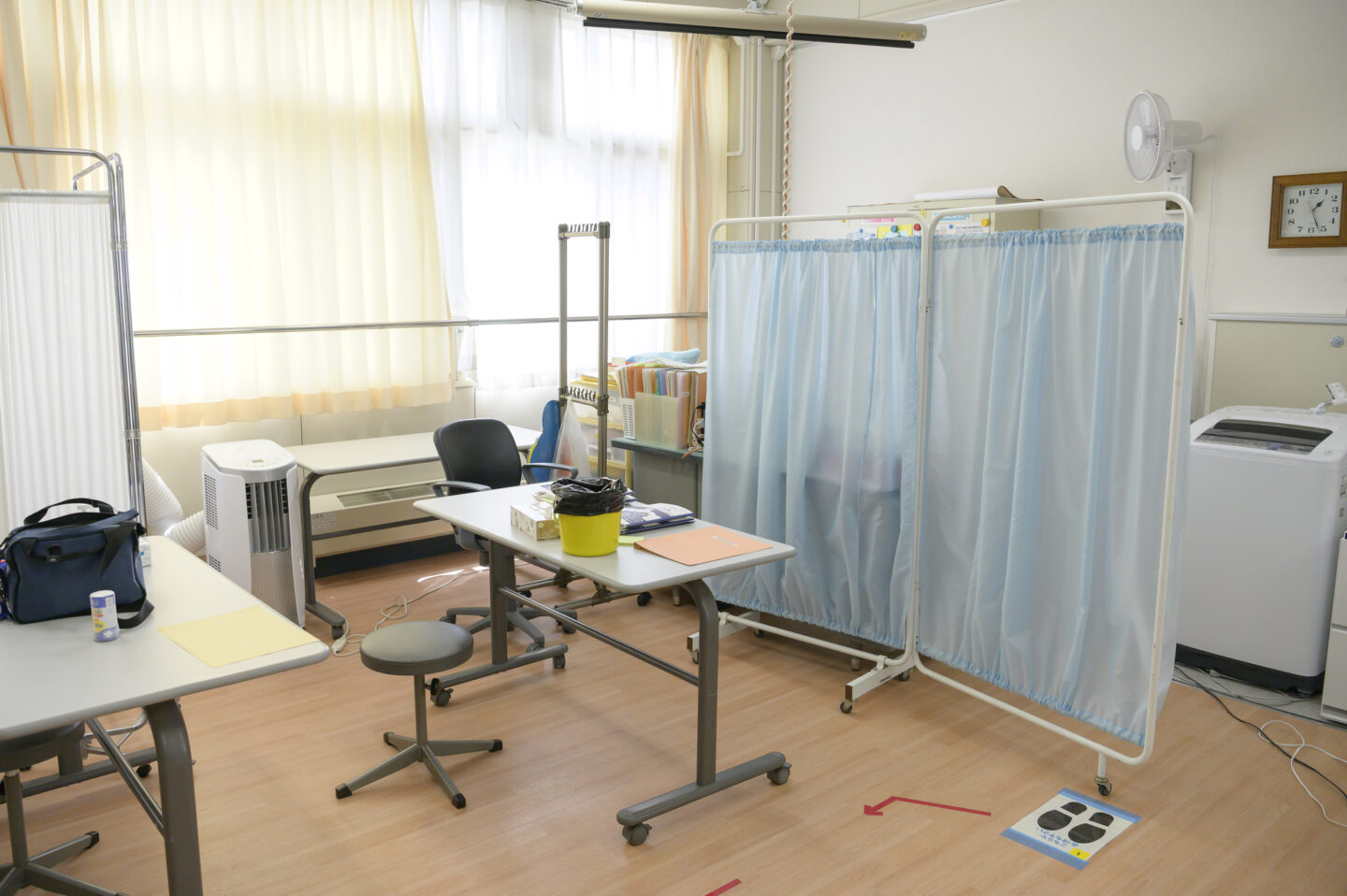 養護教諭と看護師の違い｜仕事・資格・できる医療行為の比較表と、看護師から養護教諭になる3つのルート、学校で看護師として働く道